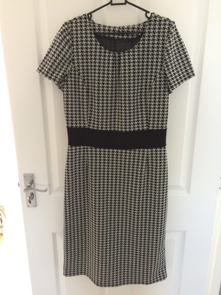 short sleeved fitted dress in houndstooth fabric